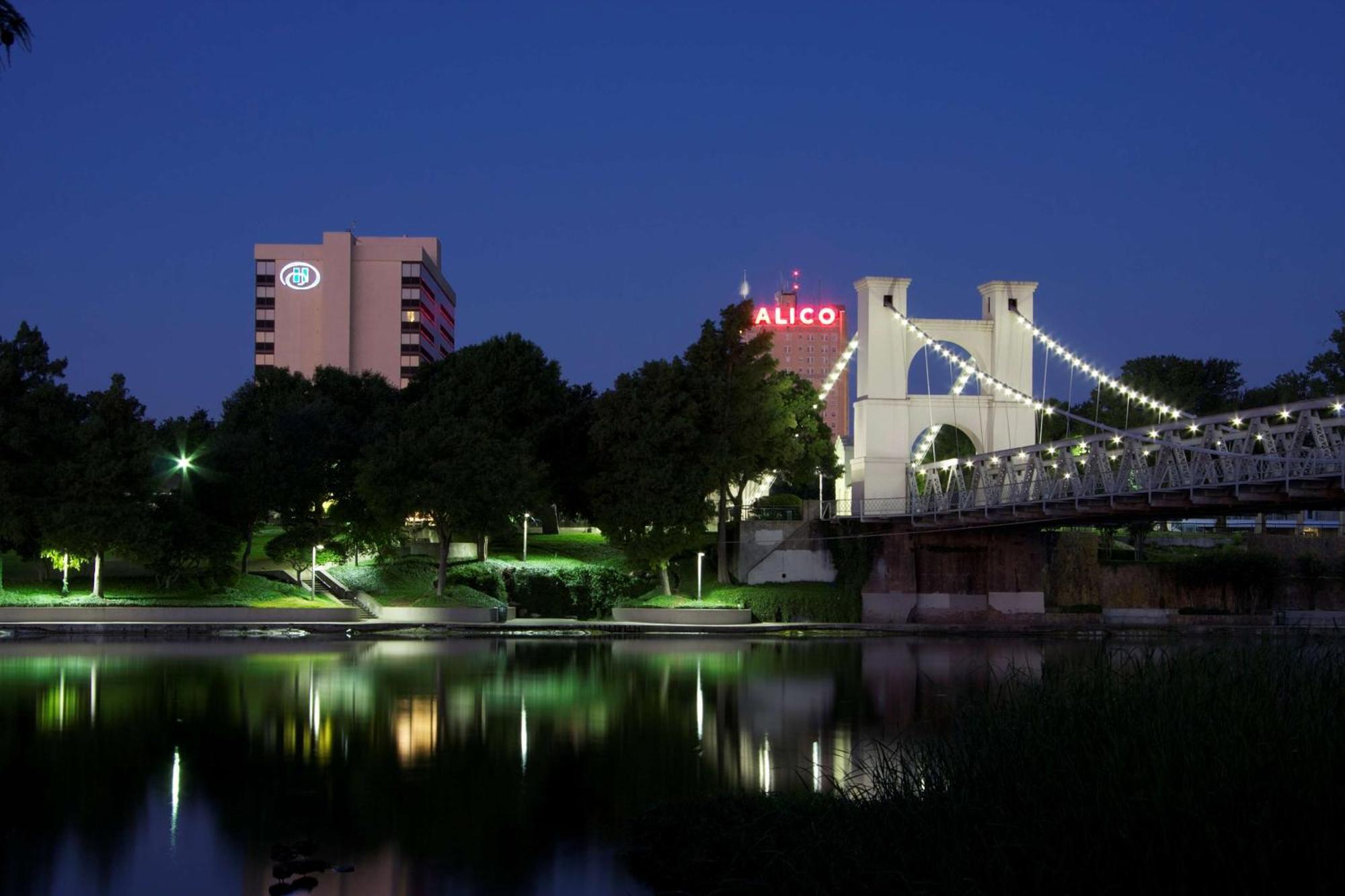Hilton Waco Hotel Buitenkant foto